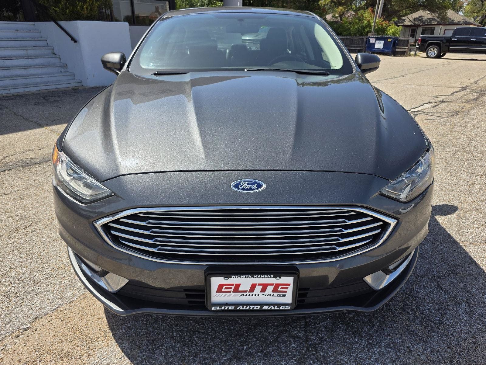 Used 2018 Ford Fusion SE w/ Equipment Group 201A FWD image 2
