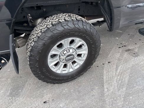 Used 2019 Ford F250 XLT w/ XLT Premium Package image 4