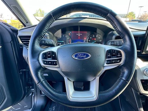 Used 2022 Ford Explorer XLT image 18