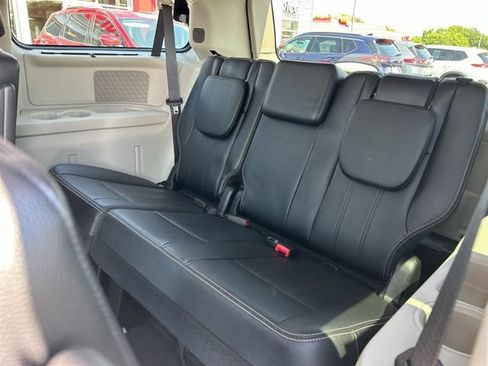 Used 2015 Chrysler Town & Country Touring w/ Driver Convenience Group FWD image 20