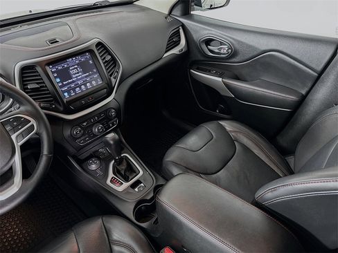 Used 2018 Jeep Cherokee Trailhawk w/ Quick Order Package 27L image 24