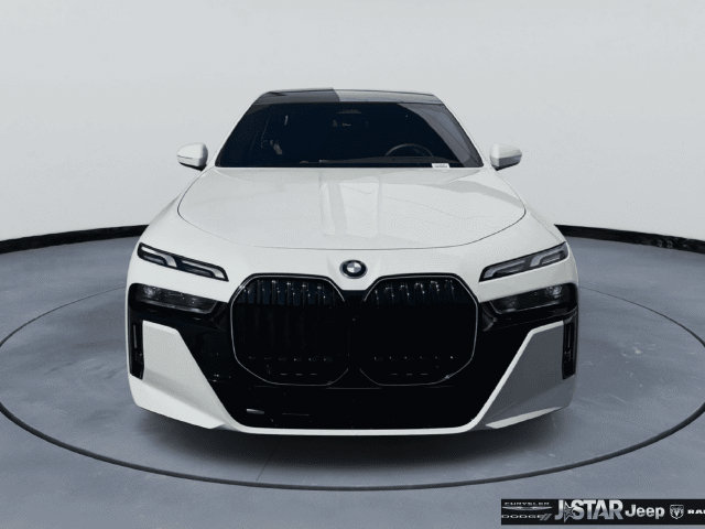 Used 2025 BMW i7 xDrive60 w/ Premium Package AWD/4WD image 2