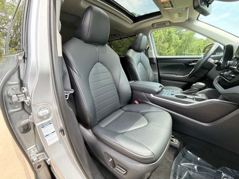 Used 2021 Toyota Highlander XLE AWD/4WD image 19