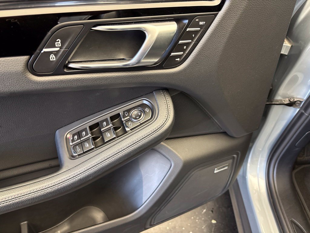 Certified 2026 Porsche Macan AWD/4WD image 17
