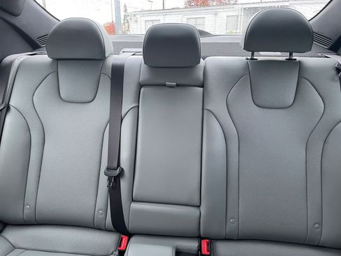 Used 2025 Hyundai Elantra Limited image 32