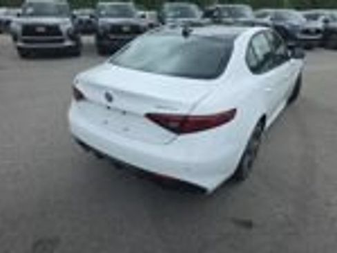 Used 2023 Alfa Romeo Giulia Veloce AWD/4WD image 5