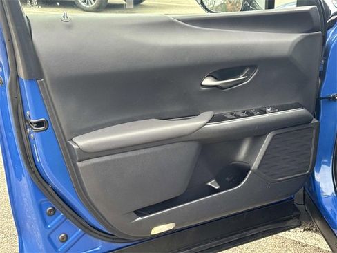 Certified 2022 Lexus UX 200 w/ Accessory Package (Z2) image 16