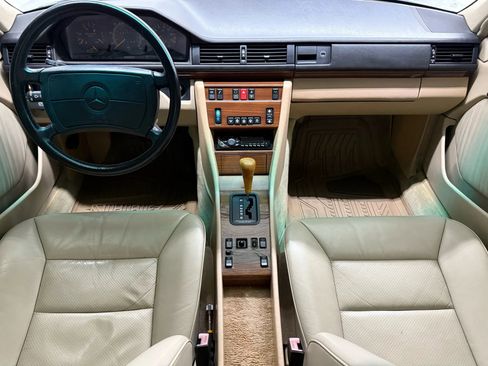 Used 1990 Mercedes-Benz 300 E 3.0 image 2