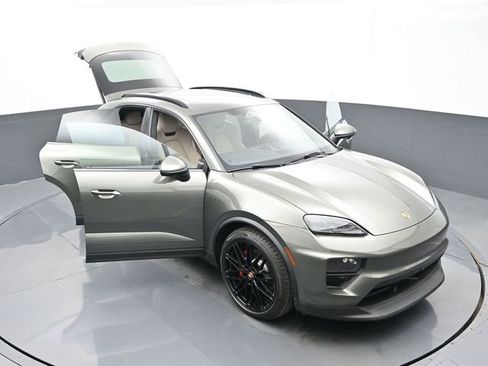 New 2025 Porsche Macan 4S Electric AWD/4WD image 34