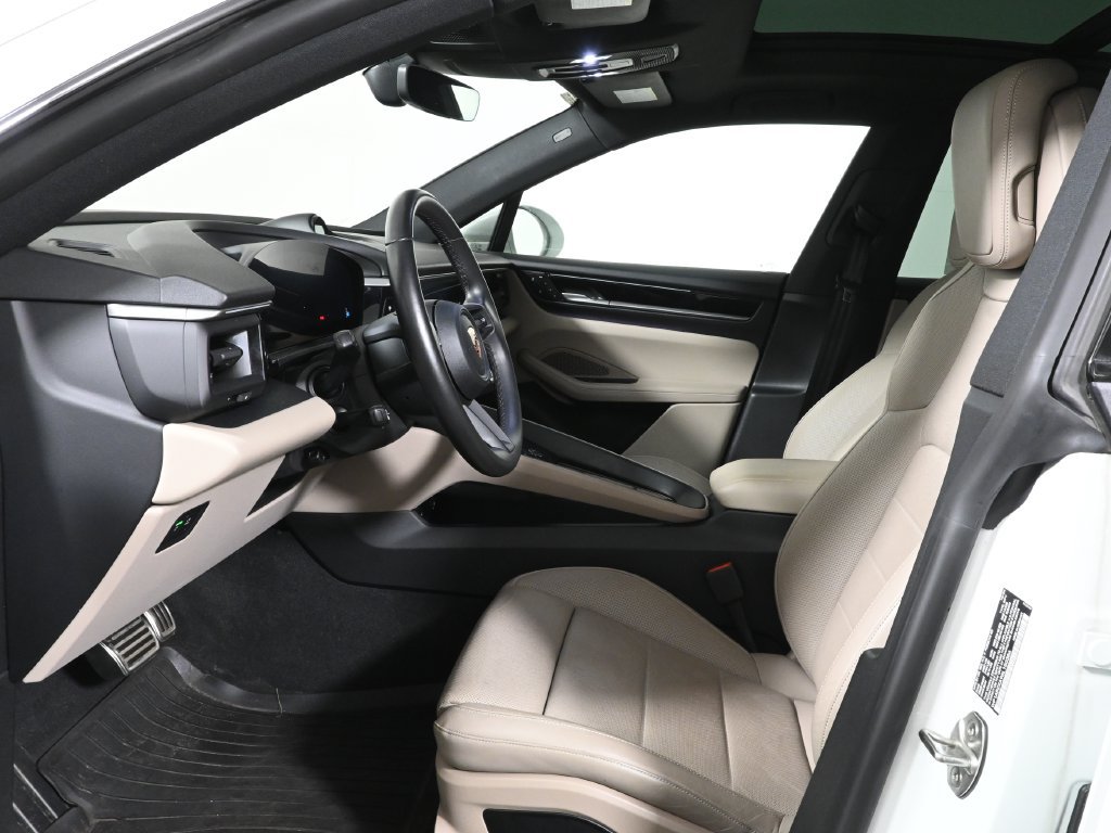Used 2025 Porsche Macan 4S Electric AWD/4WD image 5
