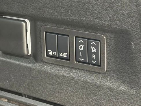 Used 2025 Chevrolet Tahoe High Country AWD/4WD image 39