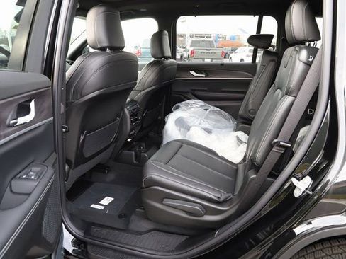 New 2025 Jeep Grand Cherokee L Limited w/ Luxury Tech Group II AWD/4WD image 17