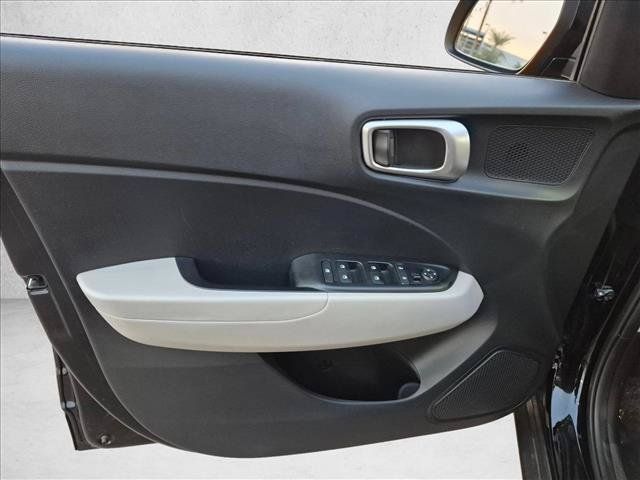 Used 2025 Hyundai Venue SEL FWD image 10