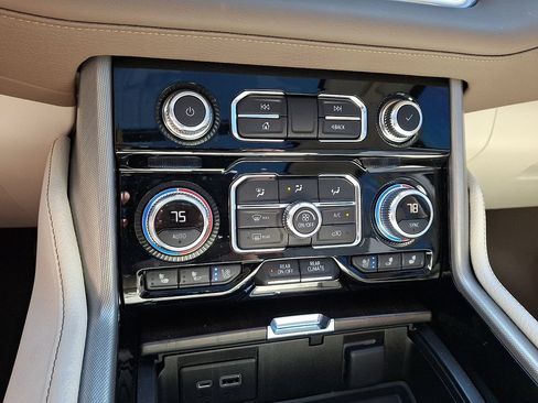 Used 2021 GMC Yukon Denali w/ Denali Premium Package AWD/4WD image 16
