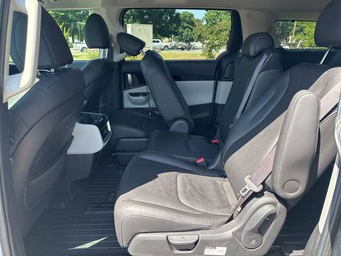 Used 2022 Kia Carnival EX FWD image 11
