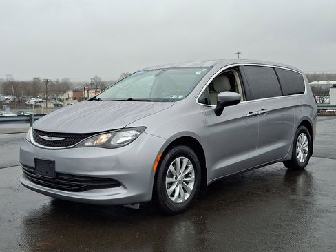 Used 2017 Chrysler Pacifica Touring w/ Tire & Wheel Group image 3