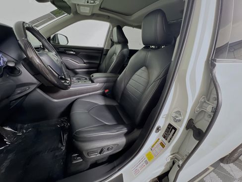 Used 2020 Toyota Highlander XLE FWD image 15