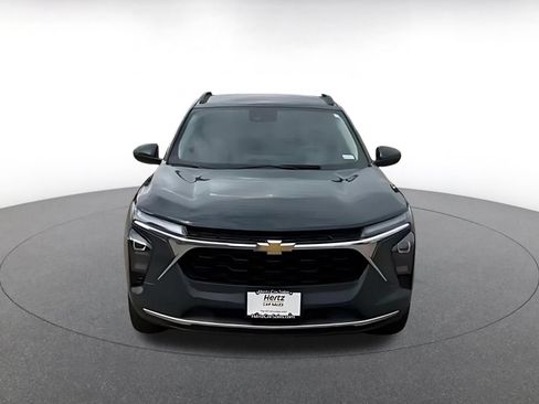 Used 2025 Chevrolet Trax LT FWD image 4