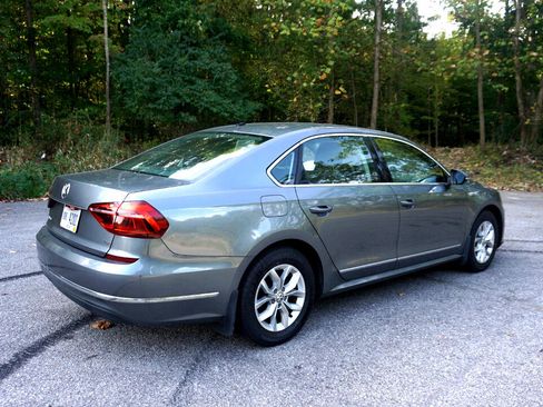 Used 2017 Volkswagen Passat 1.8T S image 5