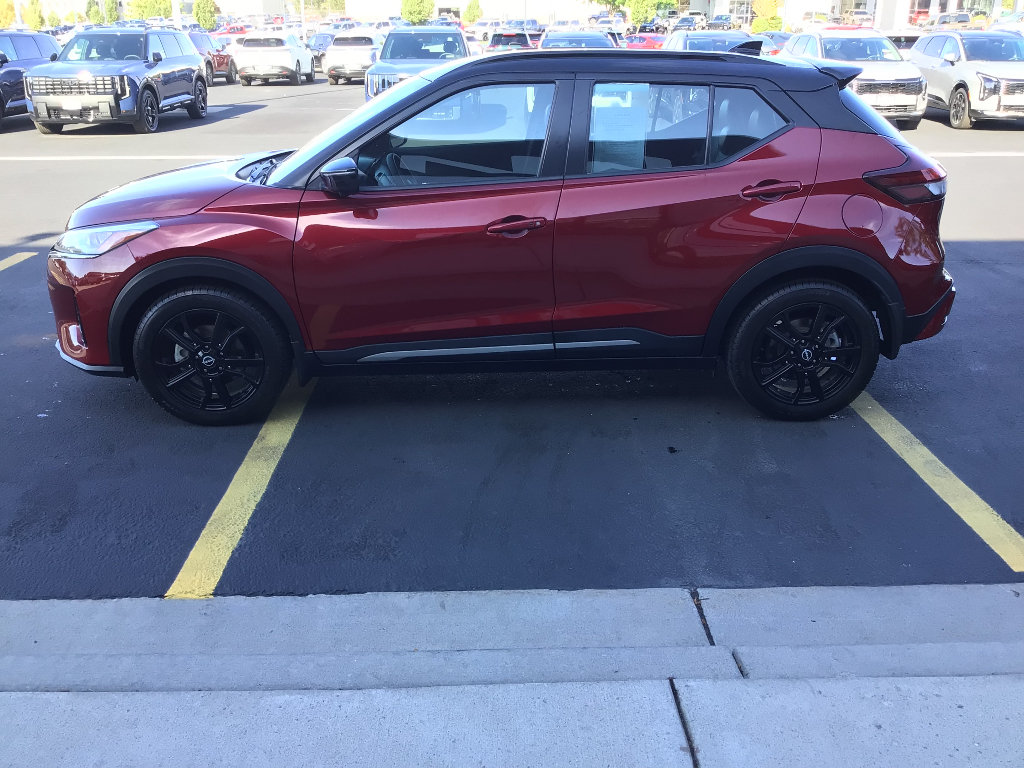 Used 2023 Nissan Kicks SR w/ SR Premium Package FWD image 3