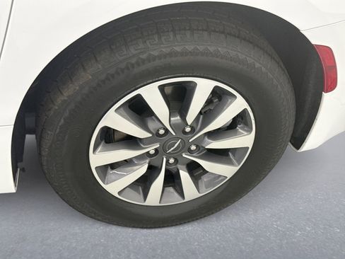 Used 2024 Chrysler Pacifica Limited FWD image 26