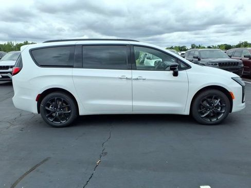 New 2027 Chrysler Pacifica Limited w/ S Appearance Package AWD/4WD image 19