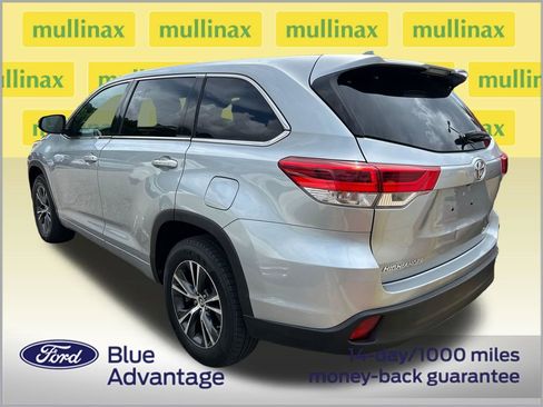 Used 2018 Toyota Highlander Plus FWD image 3