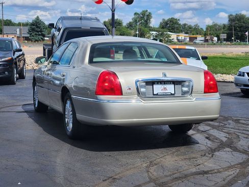 Used 2006 Lincoln Town Car Signature Limited RWD image 9