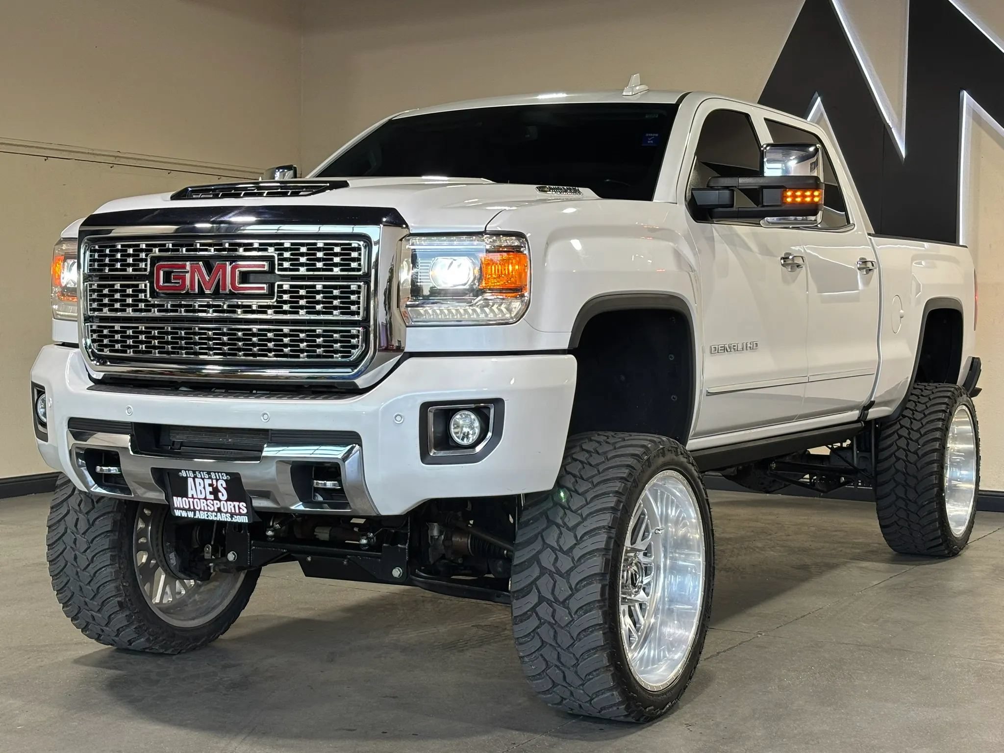 Used 2019 GMC Sierra 2500 Denali w/ Duramax Plus Package AWD/4WD image 1