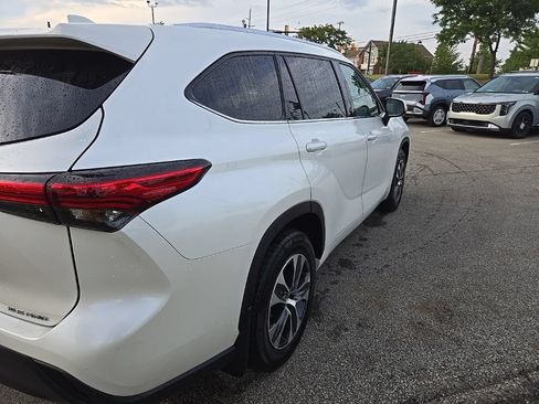 Used 2021 Toyota Highlander XLE AWD/4WD image 3