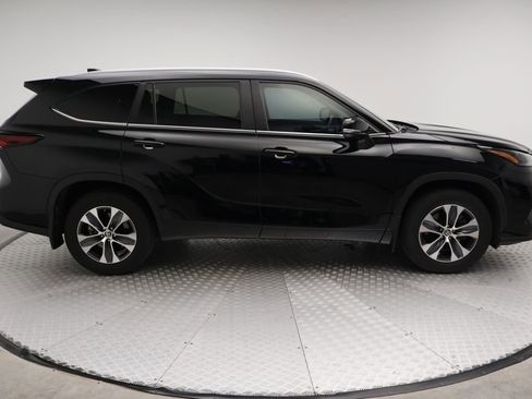 Used 2024 Toyota Highlander XLE FWD image 7