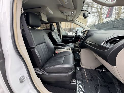 Used 2014 Chrysler Town & Country Touring image 20