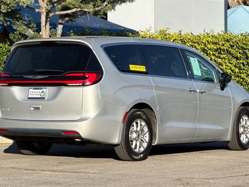 Used 2024 Chrysler Pacifica Touring-L image 4
