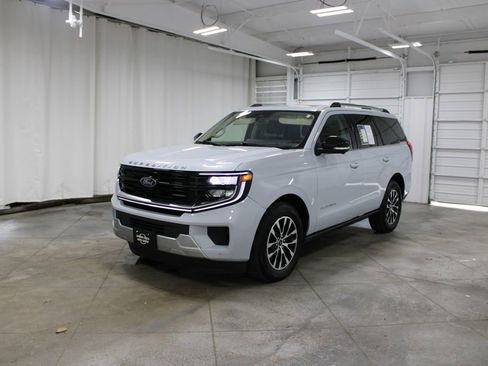 Used 2025 Ford Expedition Platinum image 4