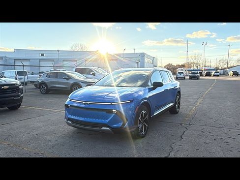 New 2025 Chevrolet Equinox EV LT image 2