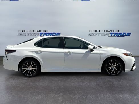 Used 2023 Toyota Camry SE w/ Audio Upgrade Package FWD image 4
