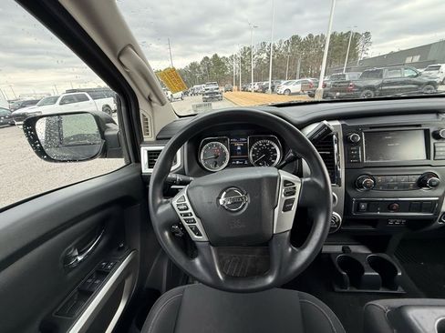 Used 2019 Nissan Titan SV image 15