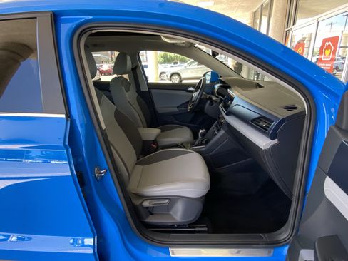 Used 2023 Volkswagen Taos SE w/ Panoramic Sunroof Package FWD image 31