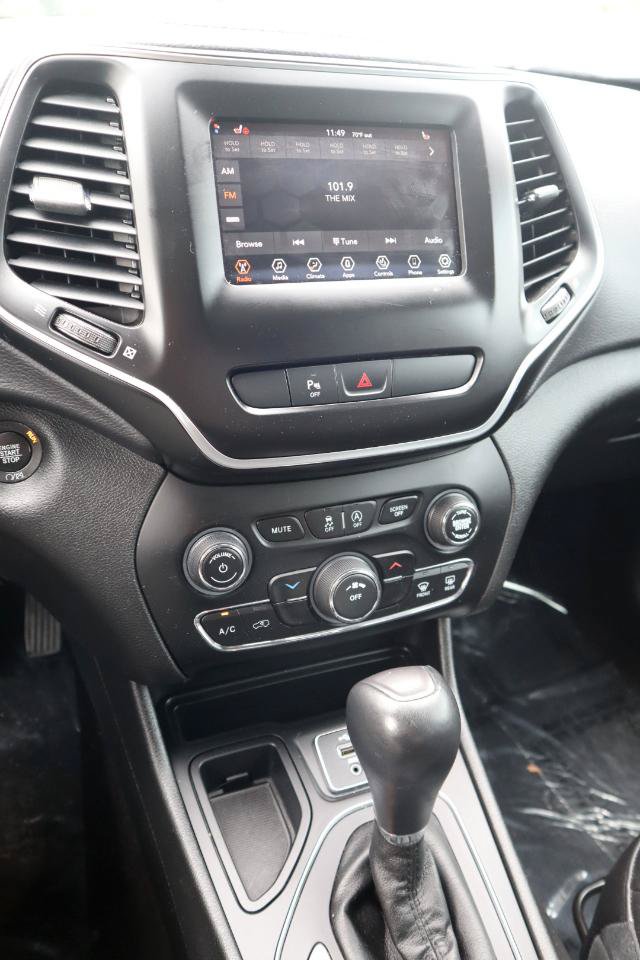 Used 2019 Jeep Cherokee Latitude Plus w/ Cold Weather Group FWD image 21