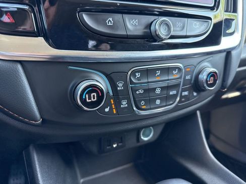 Used 2021 Chevrolet Traverse LT image 22