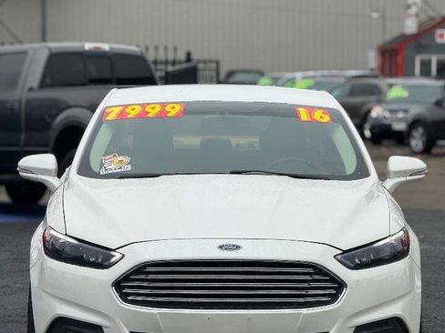 Used 2016 Ford Fusion SE image 2