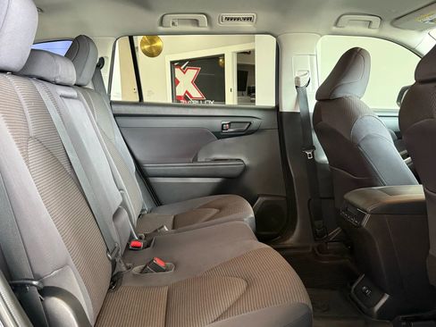 Used 2020 Toyota Highlander LE image 23