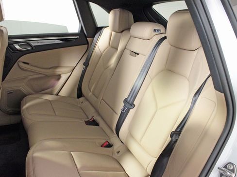 Used 2025 Porsche Macan image 33