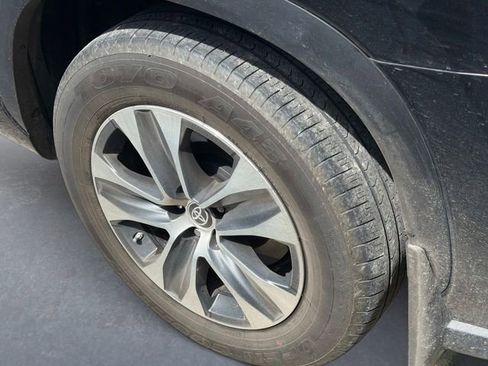 Used 2023 Toyota Highlander XLE image 9