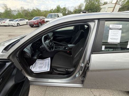Used 2025 Hyundai Elantra Sport FWD image 11