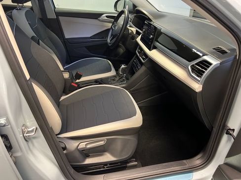 Certified 2025 Volkswagen Taos SE FWD image 10