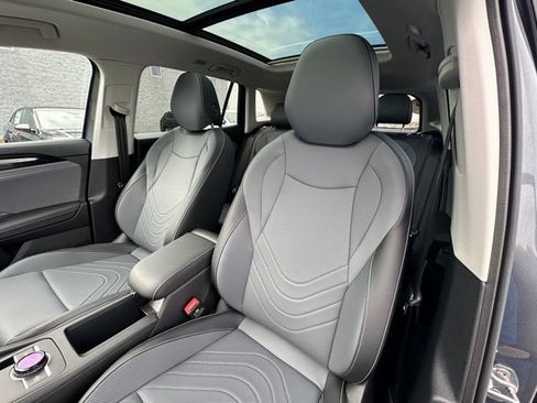 Certified 2025 Volkswagen Tiguan SE w/ Panoramic Sunroof Package AWD/4WD image 28