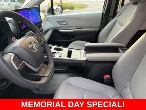 Used 2025 Toyota Sienna XLE FWD image 9