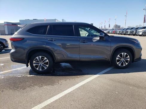 Used 2023 Toyota Highlander XLE image 4
