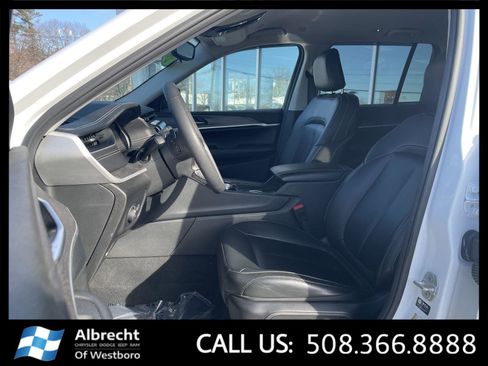 Used 2024 Jeep Grand Cherokee Limited image 9